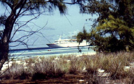 ons schip voor de kust van Aldabra